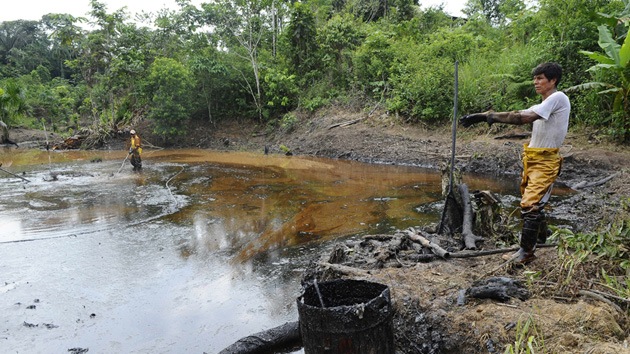Correa insta al mundo a no comprar productos de la petrolera Chevron