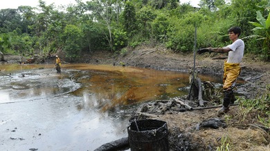 Correa insta al mundo a no comprar productos de la petrolera Chevron