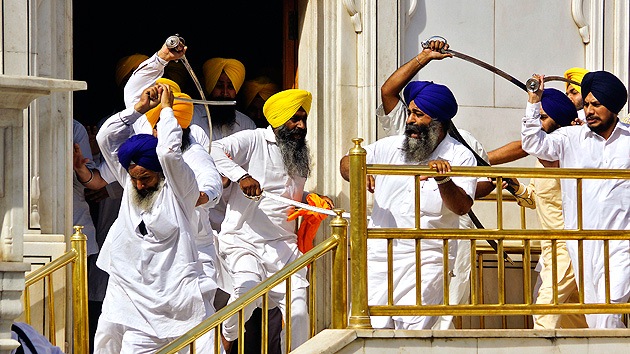 Fotos, video: 12 heridos en una batalla con espadas en un templo sij en la India
