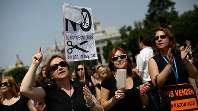 21J: Españoles rodean el Parlamento en busca de "pan, trabajo y techo"