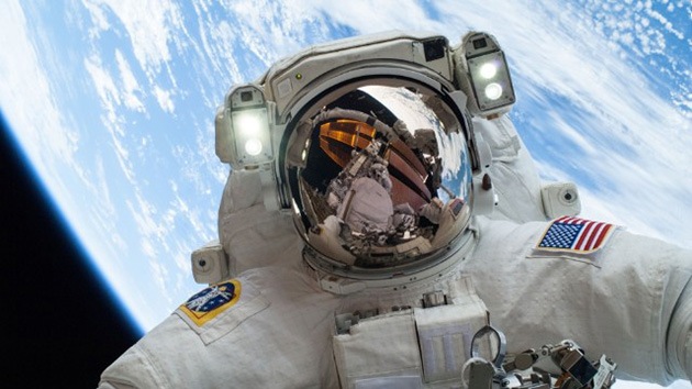 El primer 'selfie' espacial de un astronauta se convierte en viral en la red