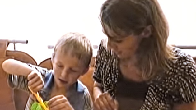 La madre estadounidense que devolvió a su hijo ruso adoptivo se niega a pagar la pensión alimenticia