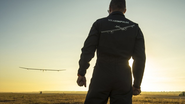 Un avión que emplea energía solar estará listo para dar la vuelta al mundo en 2014