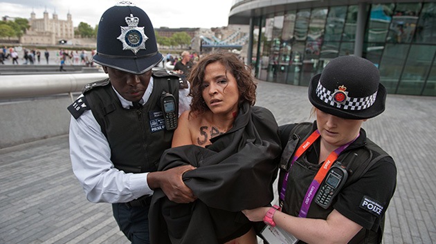 VIDEO: El grupo FEMEN 'saca pecho' por los derechos de la mujer en Londres