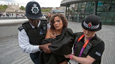 VIDEO: El grupo FEMEN 'saca pecho' por los derechos de la mujer en Londres
