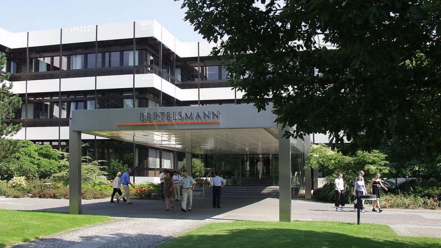 Rabenschwarze Medienlandschaft - Bertelsmann AG baut Medienmonopol aus