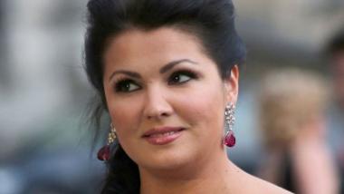 Künstlerische Freiheit? Opernstar Netrebko überreicht Spende für beschädigte Oper in Donezk