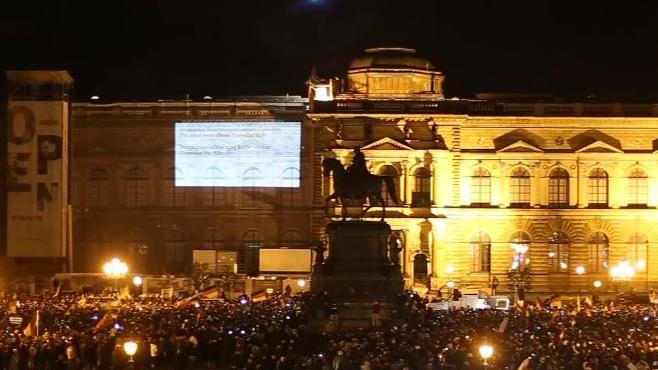 LIVE aus Dresden: Erste PEGIDA-Demo 2015