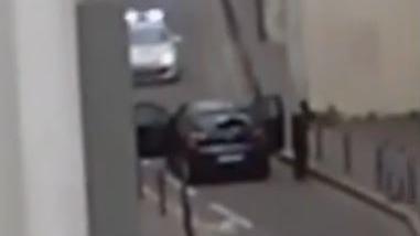 "Waren es Platzpatronen?" Neues Video zeigt, wie Paris-Attentäter ein Polizeiauto beschießen