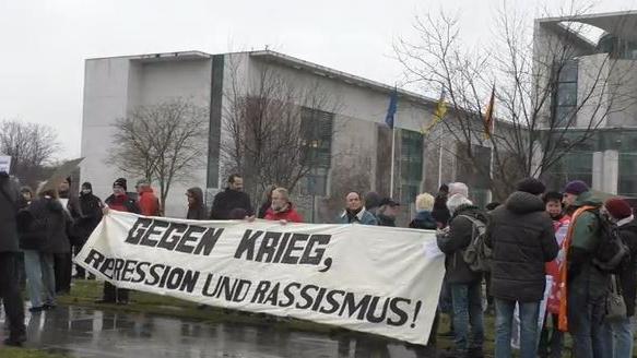 Ukrainer vor dem Bundeskanzleramt: Jazenjuk spricht nicht in unserem Namen