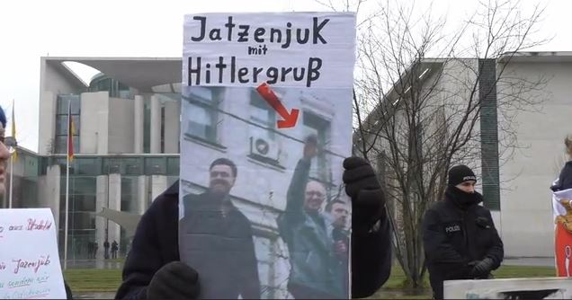 Ukrainer vor dem Bundeskanzleramt: Jazenjuk spricht nicht in unserem Namen