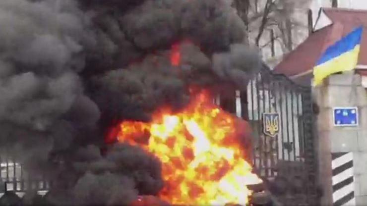 Kiew vor neuem Putsch? Aidar-Bataillon setzt Feuer vor Verteidigungsministerium