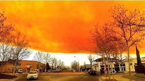 Riesige orangenfarbene toxische Wolke bedeckt Vorort von Barcelona