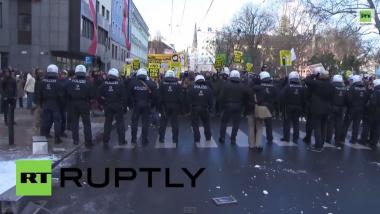 PEGIDA in Österreich – Spaziergang mit Schneebällen blockiert