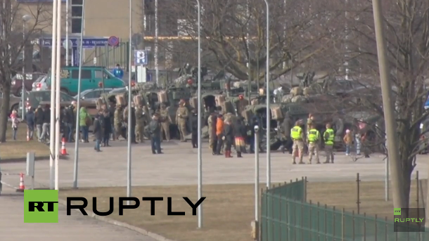 Live: Werbetour "Dragoon Ride" von US-Militärkonvoi in Riga, Lettland