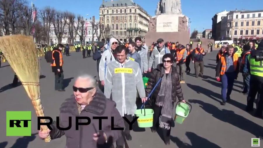Lettischer Frühjahrsputz: Straßen in Riga werden nach Naziaufmarsch "desinfiziert"