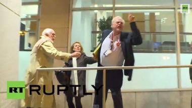Schande! Antizionistische Juden und Demonstranten versammeln sich gegen Netanjahu