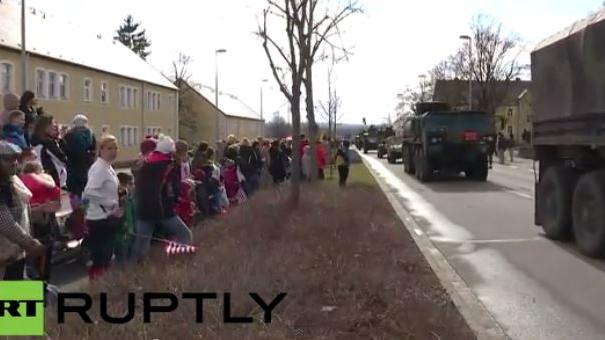 Live: Willkommensparade des US-Propagandakonvois „Dragoon Ride" in Vilseck