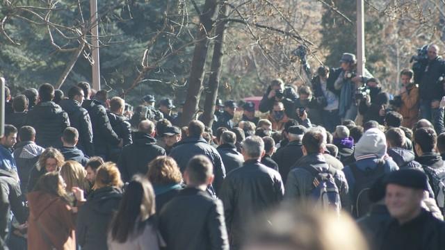 Live: Anti-Regierungsproteste gegen Arbeitslosigkeit und soziale Ungerechtigkeit in Pristina, Kosovo