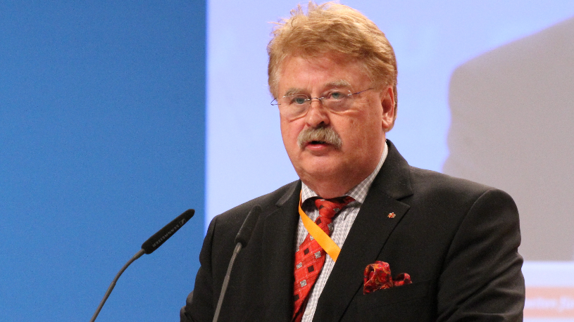 Ukrainischer Präsident Poroschenko verpflichtet neues Propaganda-Dream Team mit John McCain und Elmar Brok