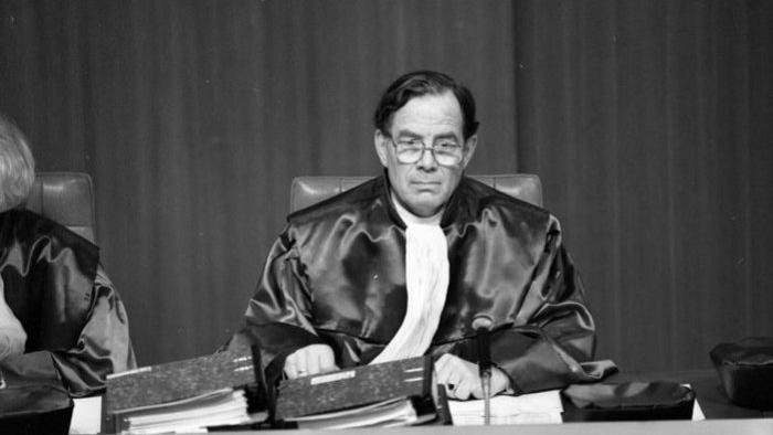 Ex-Verfassungsrichter: DDR war kein genereller Unrechtsstaat - Springerpresse tobt und setzt DDR mit "Hitler-Reich" gleich