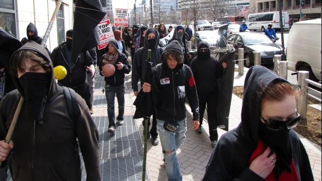 Live: Anarchisten marschieren gegen neue Regierung in London