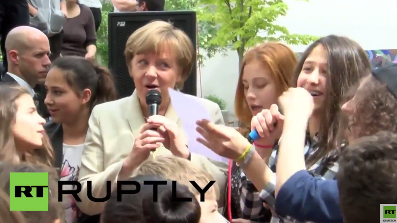 Bundeskanzlerin Merkel besucht Schule in Berlin-Neukölln, um für Europa und Integration zu werben