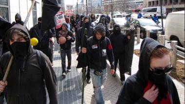 Live: Anarchisten marschieren gegen neue Regierung in London