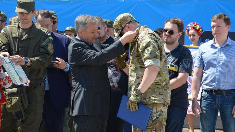 Ukrainischer Innenminister verleiht Asow-Bataillon Kriegsorden für „Befreiung von Anti-Regierungskräften“