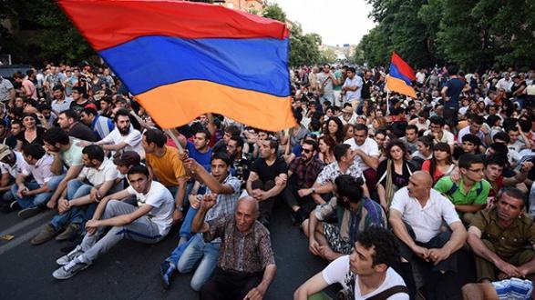 Anti-Regierungsproteste in Jerewan - Russische Politiker warnen vor „Farbrevolution“ in Armenien