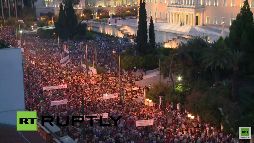 Live: Tausende versammeln sich in Solidarität mit Regierung vor dem Parlament in Athen