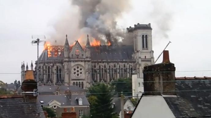 Frankreich: Großbrand zerstört historische Basilika in Nantes