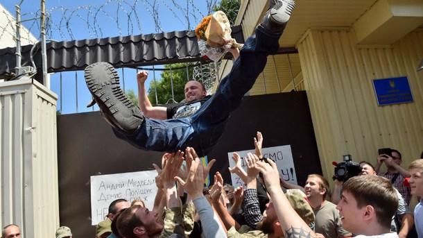 Ukraine: Mörder des oppositionellen Journalisten Busina vorläufig freigelassen - Rechter Sektor feiert sie als Helden