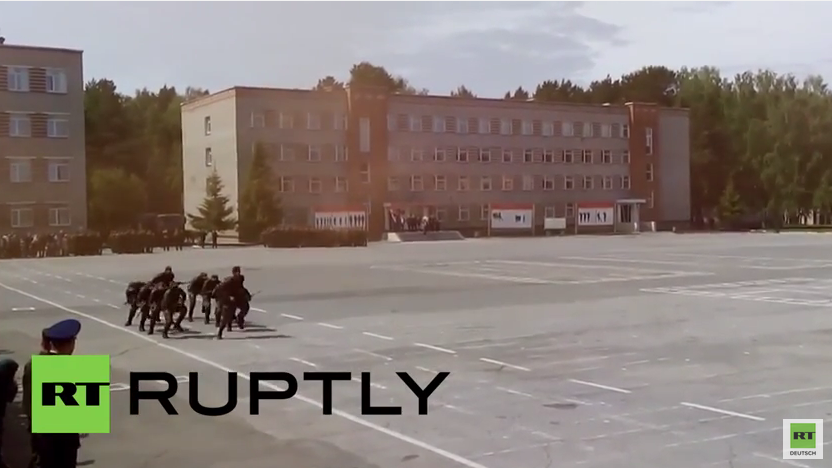 Russland: Mosambikanische Kadetten der russischen Armee performen traditionellen „Krieger Tanz"