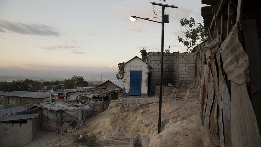 Wo sind 500 Mio. Dollar? Das US-amerikanische Rote Kreuz versprach Häuser für 130.000 Erdbebenopfer in Haiti, baute aber nur 6