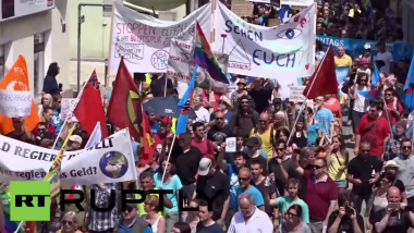 Österreich: Hunderte Anti-Bilderberg-Demonstranten ziehen durch Telfs