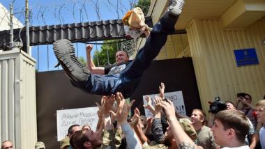 Ukraine: Mörder des oppositionellen Journalisten Busina vorläufig freigelassen - Rechter Sektor feiert sie als Helden