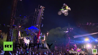 Russland: Nachtwölfe feiern ihr 26. Jubiläum mit spezieller Show und Feuerwerk