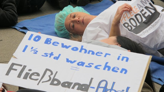Interview - Pflegeheime in Deutschland: "Zwischen Stullen schmieren und Arsch abwischen"