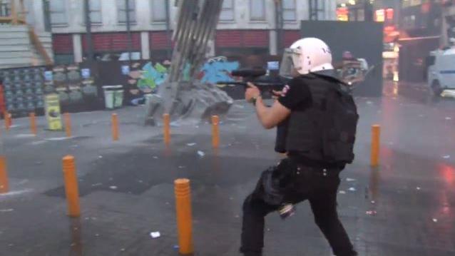 "Erdoğan ist ein Kollaborateur“ - Nach Anschlag in Suruç liefern sich Kurden Straßenschlacht mit der Polizei in Istanbul