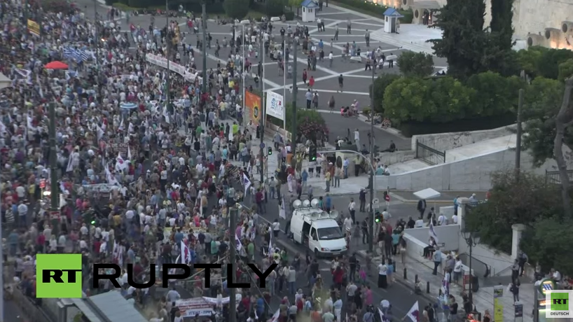 Live: Demonstration in Athen gegen EU-Austritätspolitik auf dem Syntagma-Platz nach "Deal" zum Rettungspaket