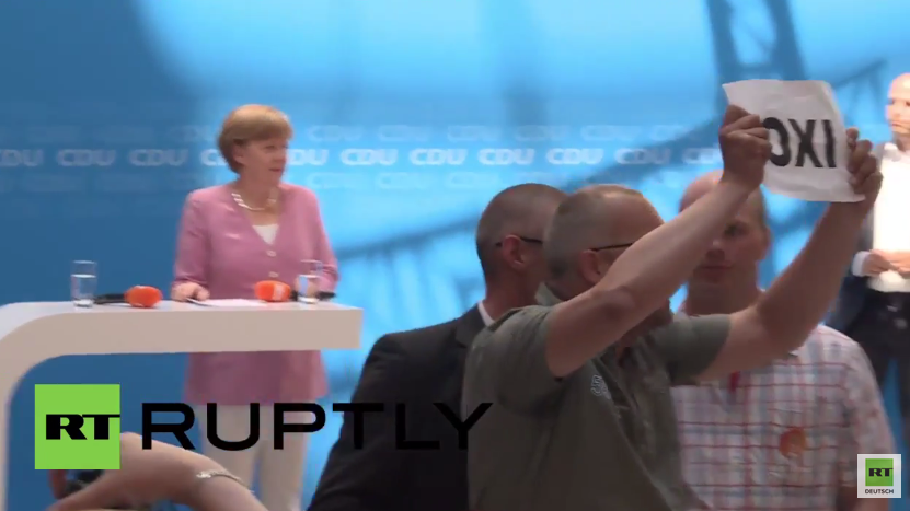 „Oxi“ überall - Griechenland-Versteher unterbrechen Merkels Auftritt