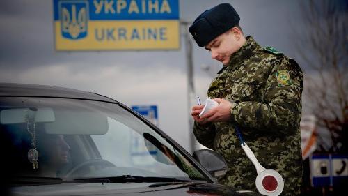 Kalaschnikow versus Kamera - Ukrainischer Grenzposten schießt auf russische Urlauber