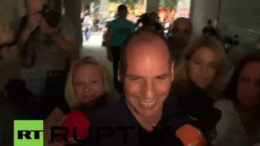 Live: Varoufakis gibt seine Stimme fürs Referendum ab