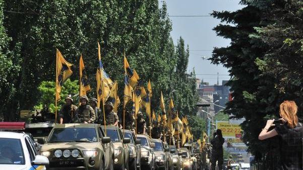 Vorbild Islamischer Staat? Asow-Bataillon präsentiert stolz neue militärische Pickup-Flotte für "Kampf im Osten"