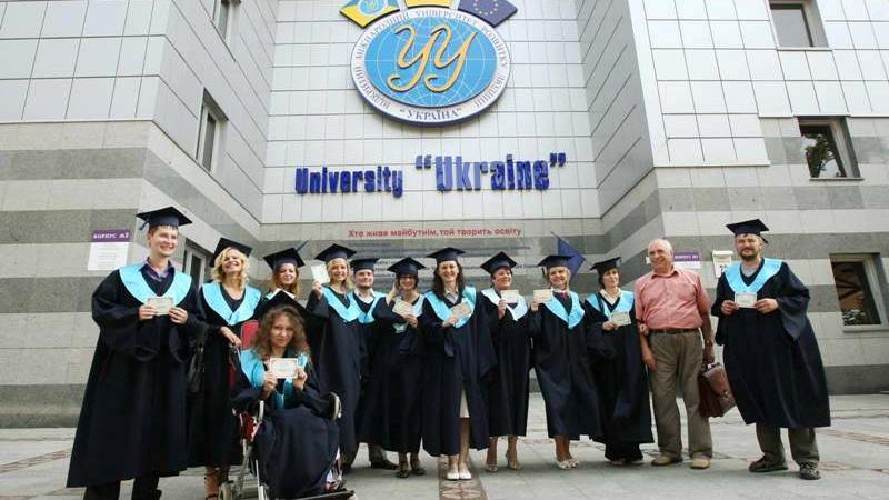 Bildungsexodus - Zehntausende Studenten verlassen Ukraine aus Angst vor Wehrdienst und Wirtschaftschaos
