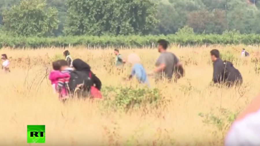 Flüchtlinge überqueren Grenze nach Mazedonien – Polizei setzt Tränengas und Blendgranaten ein
