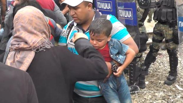 Ausnahmezustand auf dem Balkan – Mazedonische Polizei und Armee gehen gegen tausende Flüchtlinge mit Tränengas vor