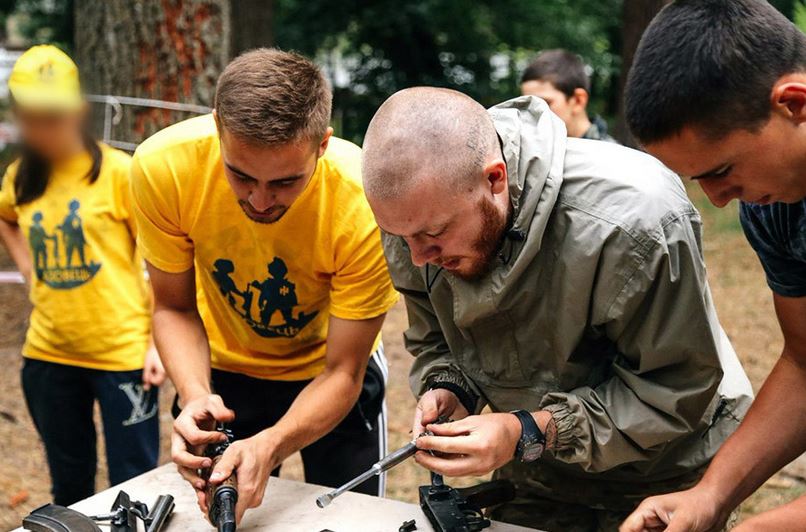 Sommerferien mal anders: Rechtsradikales Asow-Bataillon lädt zum Kinder-Camp, Ausbildung am AK-47 inklusive