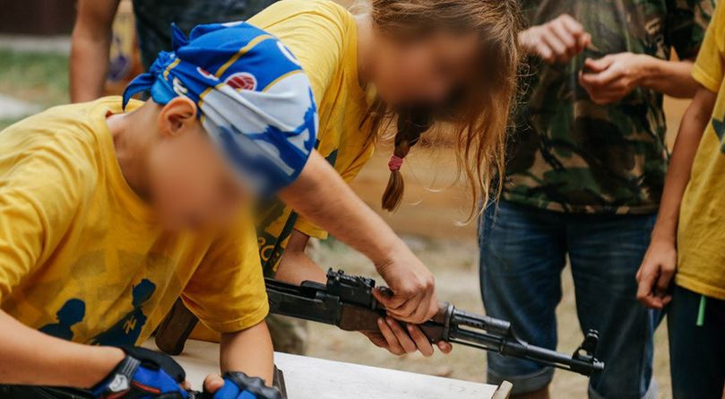 Sommerferien mal anders: Rechtsradikales Asow-Bataillon lädt zum Kinder-Camp, Ausbildung am AK-47 inklusive